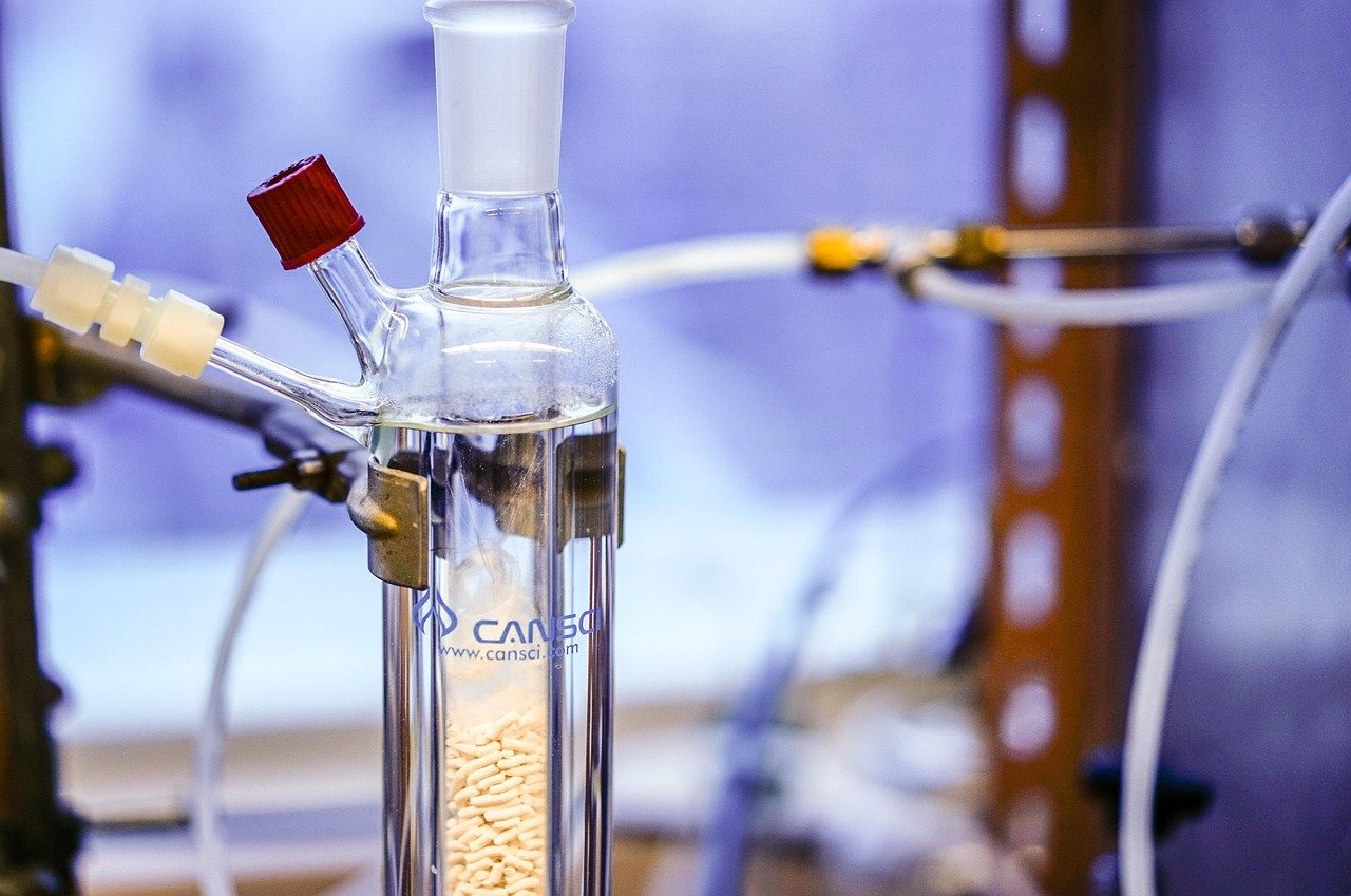 Analytical Quality by Design approach in the development of a green reversed-phase ultra-high performance liquid chromatography/high-resolution time-of-flight mass spectrometry method for the simultaneous analysis of synthetic antimicrobial and hypotensive peptides