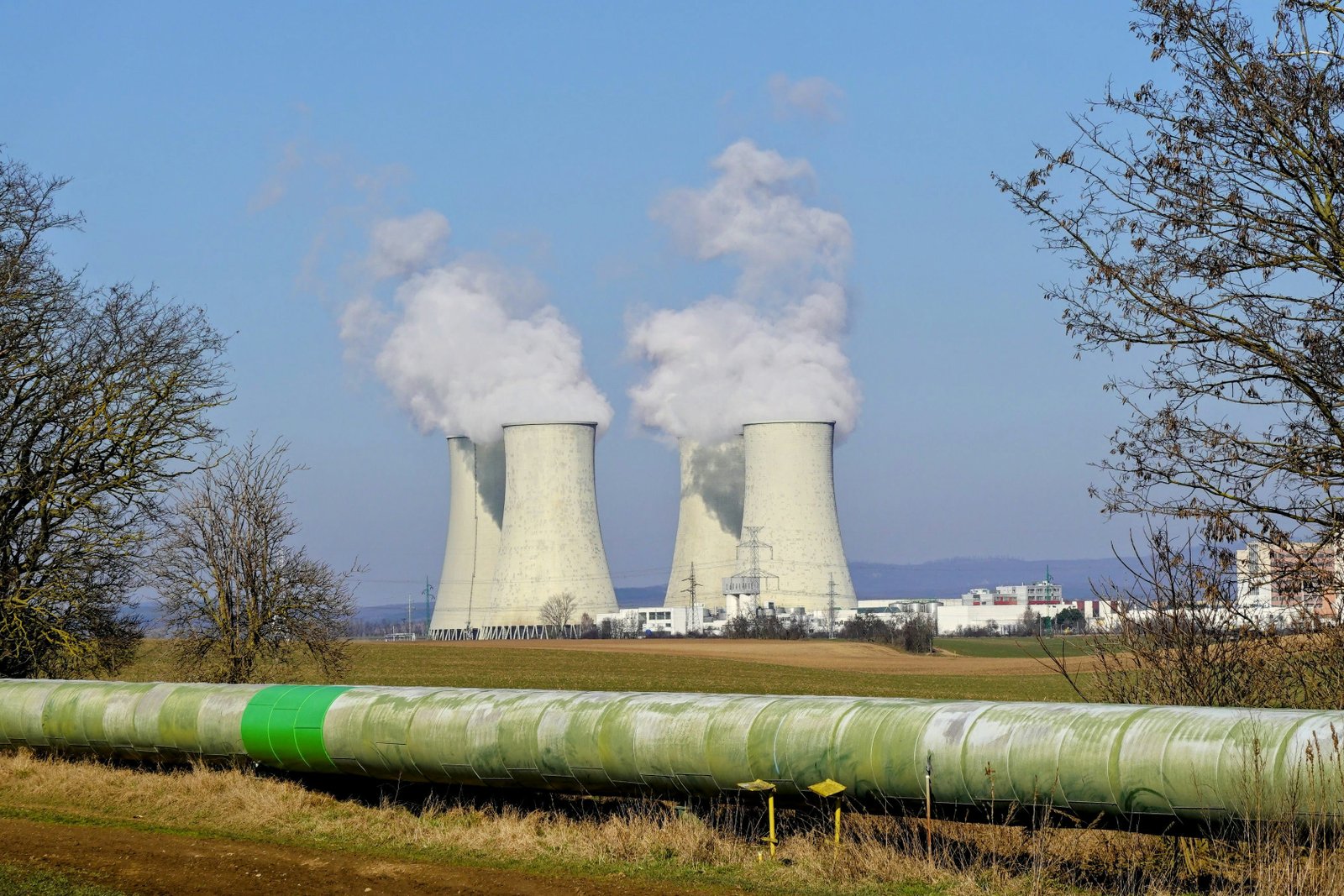 Improving the impermeability of nuclear graphite towards molten lead-bismuth eutectic in lead-cooled fast reactor by precursor impregnation and pyrolysis processes