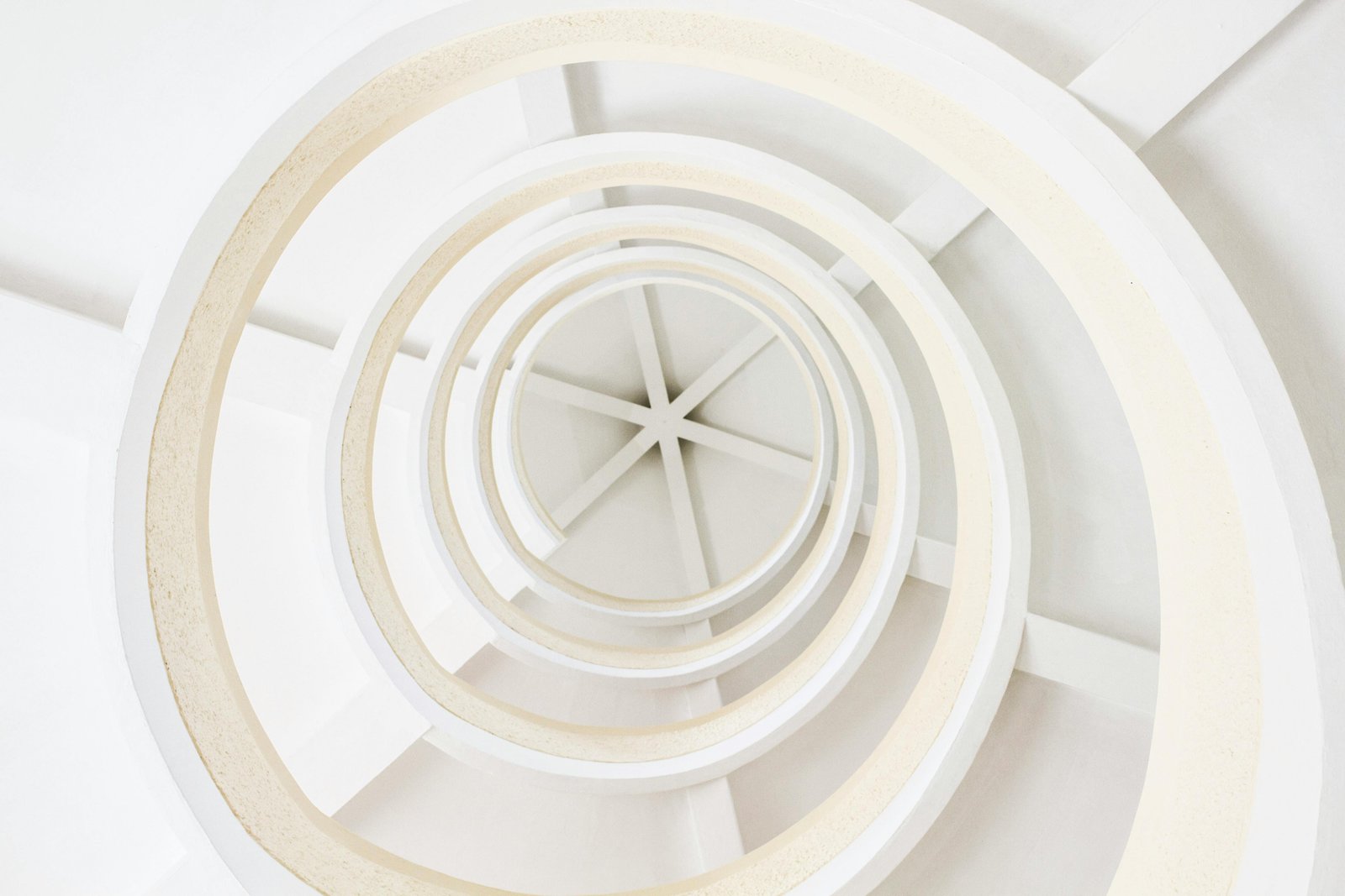 Arbitrary Reference and Weak Discernibility