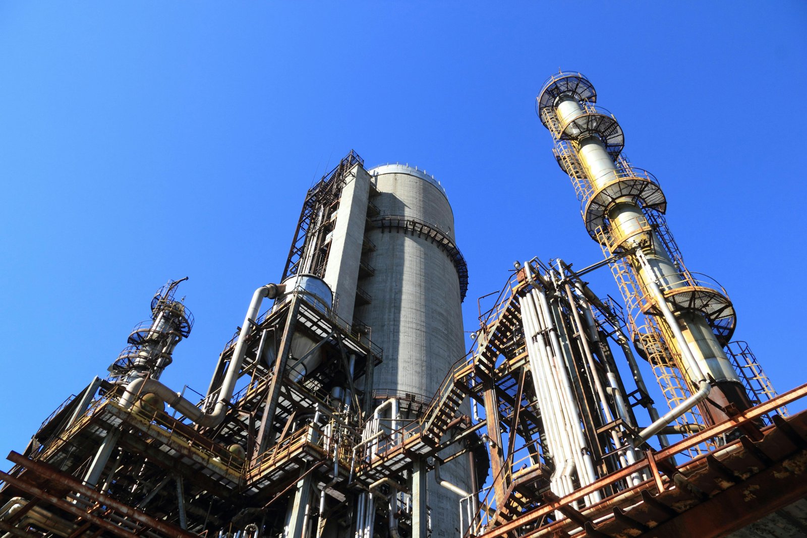 Numerical research on coal-biomass co-firing in a 1000 MW tangential-fired tower boiler for flexible operation under wide range of load conditions