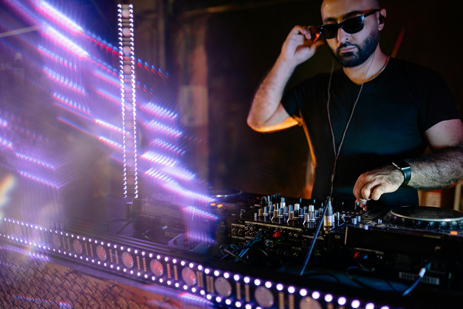 Intermedial interference in electroacoustic audiovisual composition: Theoretical and practical explorations in combining sound and moving image