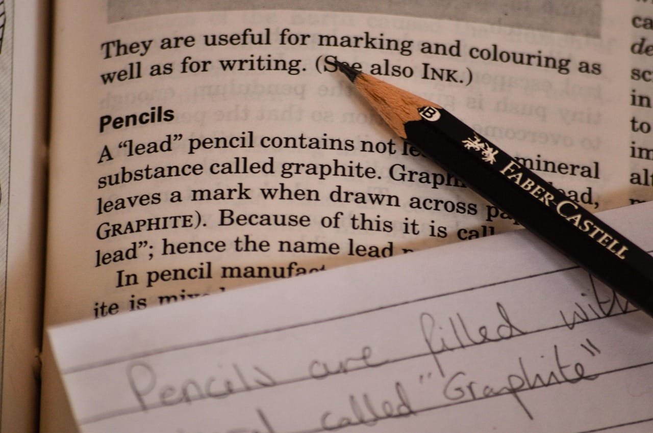 Metadiscourse use in dissertation discussion chapters in applied linguistics and sociology