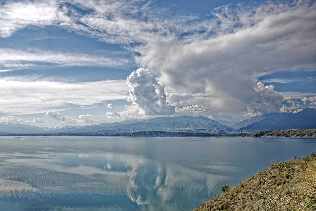 A modified isotopic mixing model for estimating the contribution of advected moisture to precipitation: A case study in southwest China