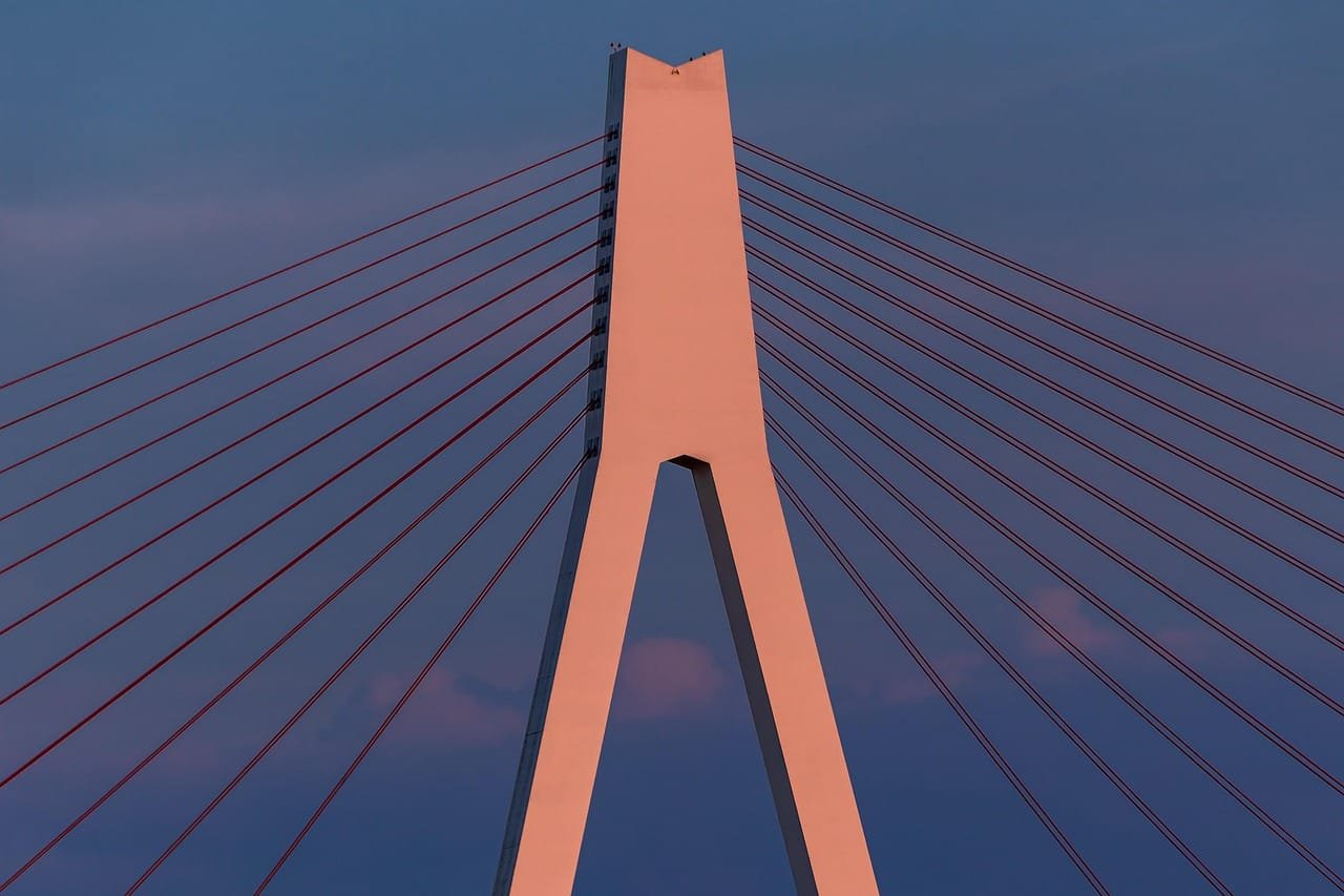 Multistable design and tunable performance of locally-elastically-connected clustered tensegrity structure