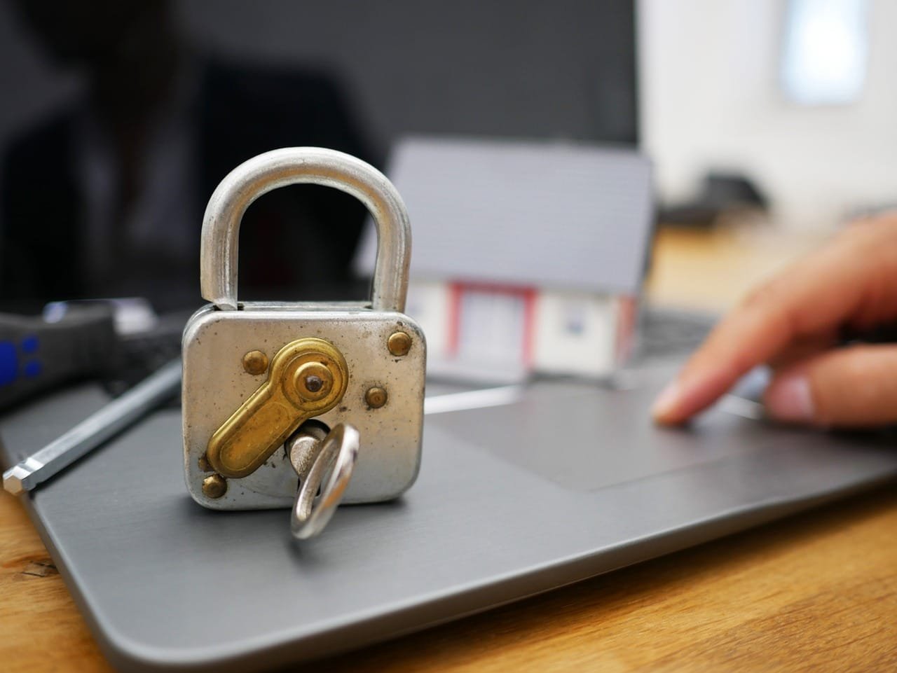 Non-permanent carbon removal can lower mitigation costs