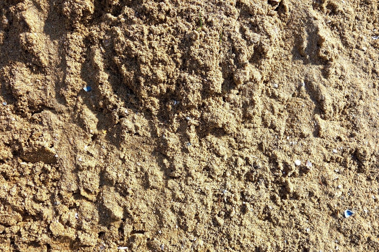 Vibration effects on lunar regolith simulants depend on particle size and direction