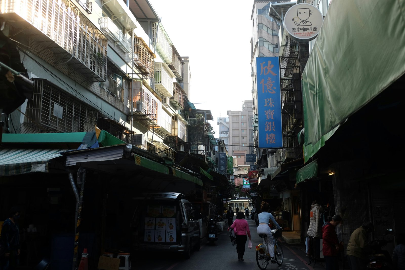 Elevating Informality: Street Vending, Design Politics, and the Remaking of Public Space in Bandung