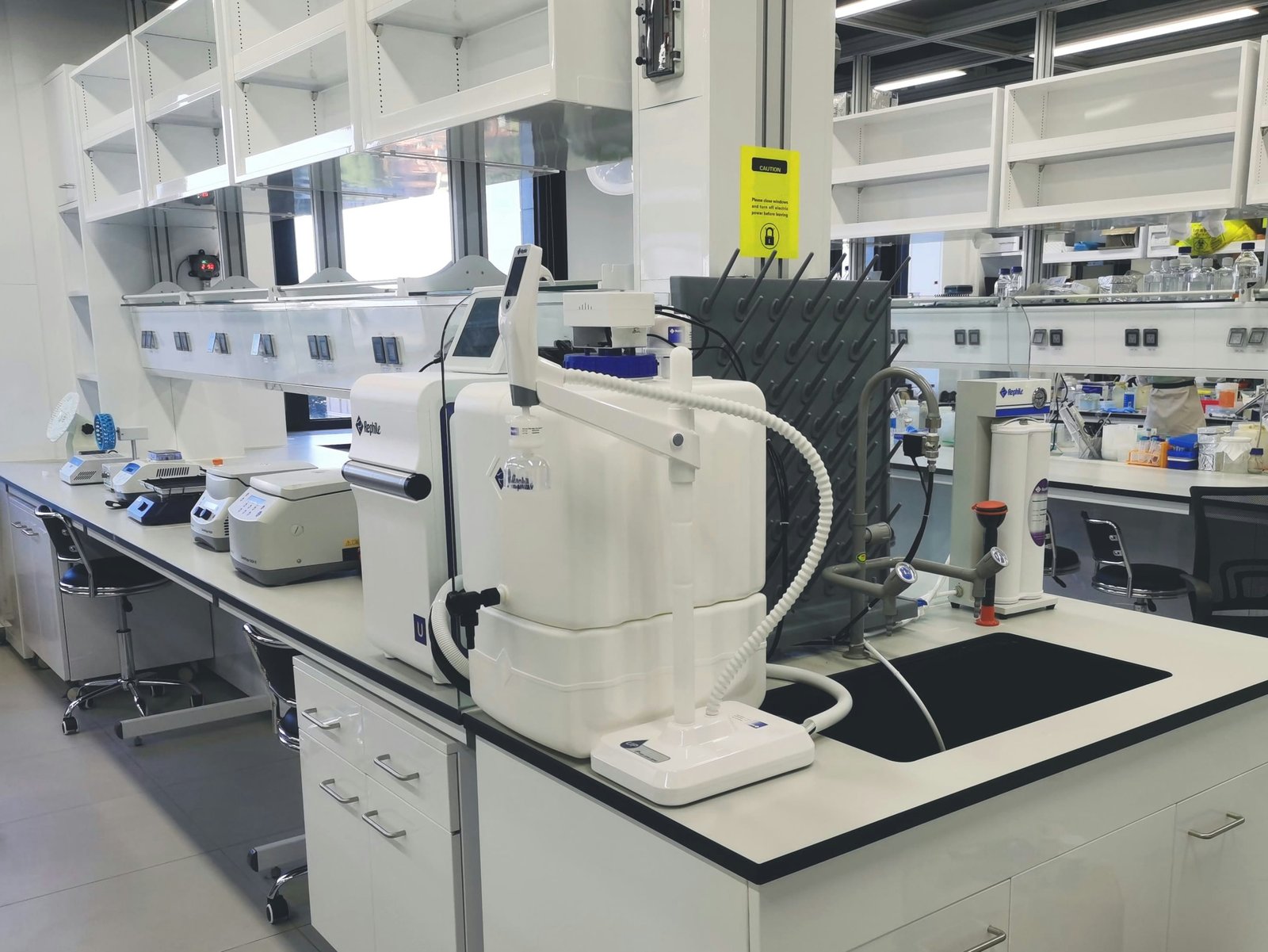 Deep-Learning-Assisted Fluorescence Sensor Array for Quantitative Screening of Perfluoroalkyl Substances in Water