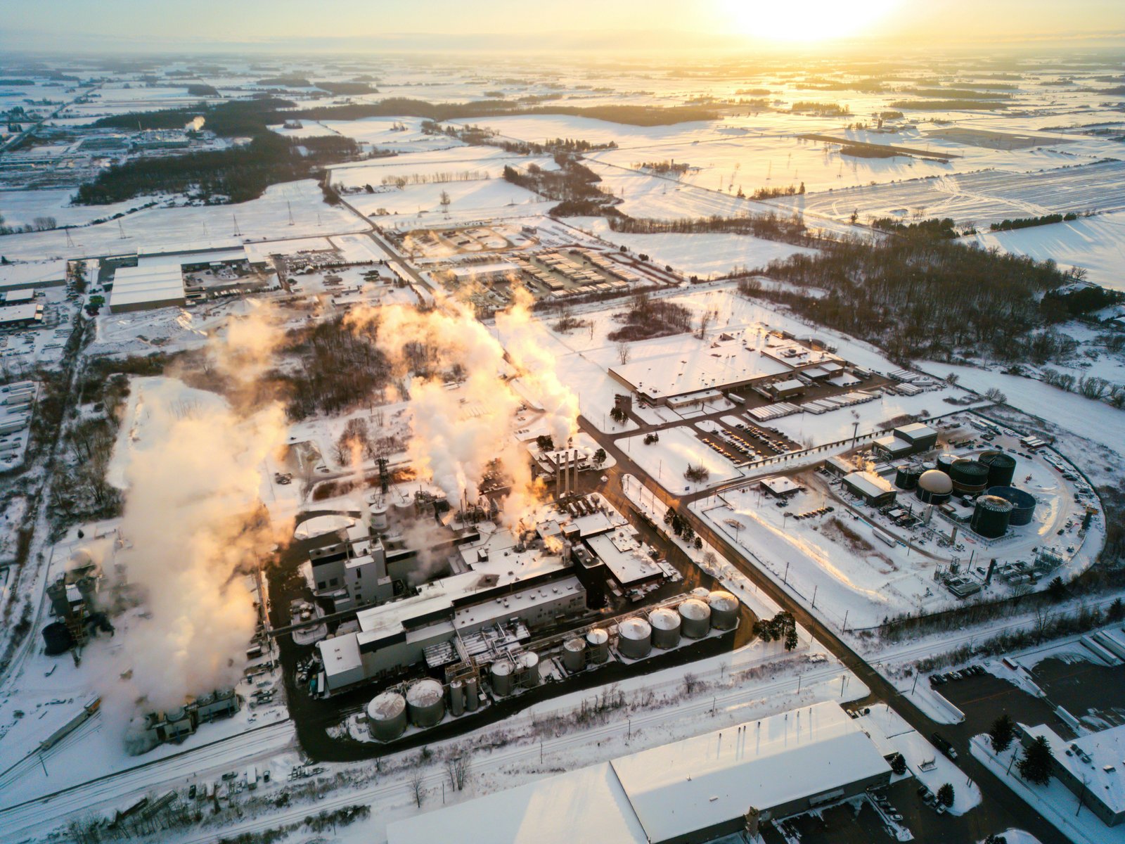 Industrialization, ICT, and China’s environmental transition toward carbon neutrality: evidence from wavelet cross-quantile regression